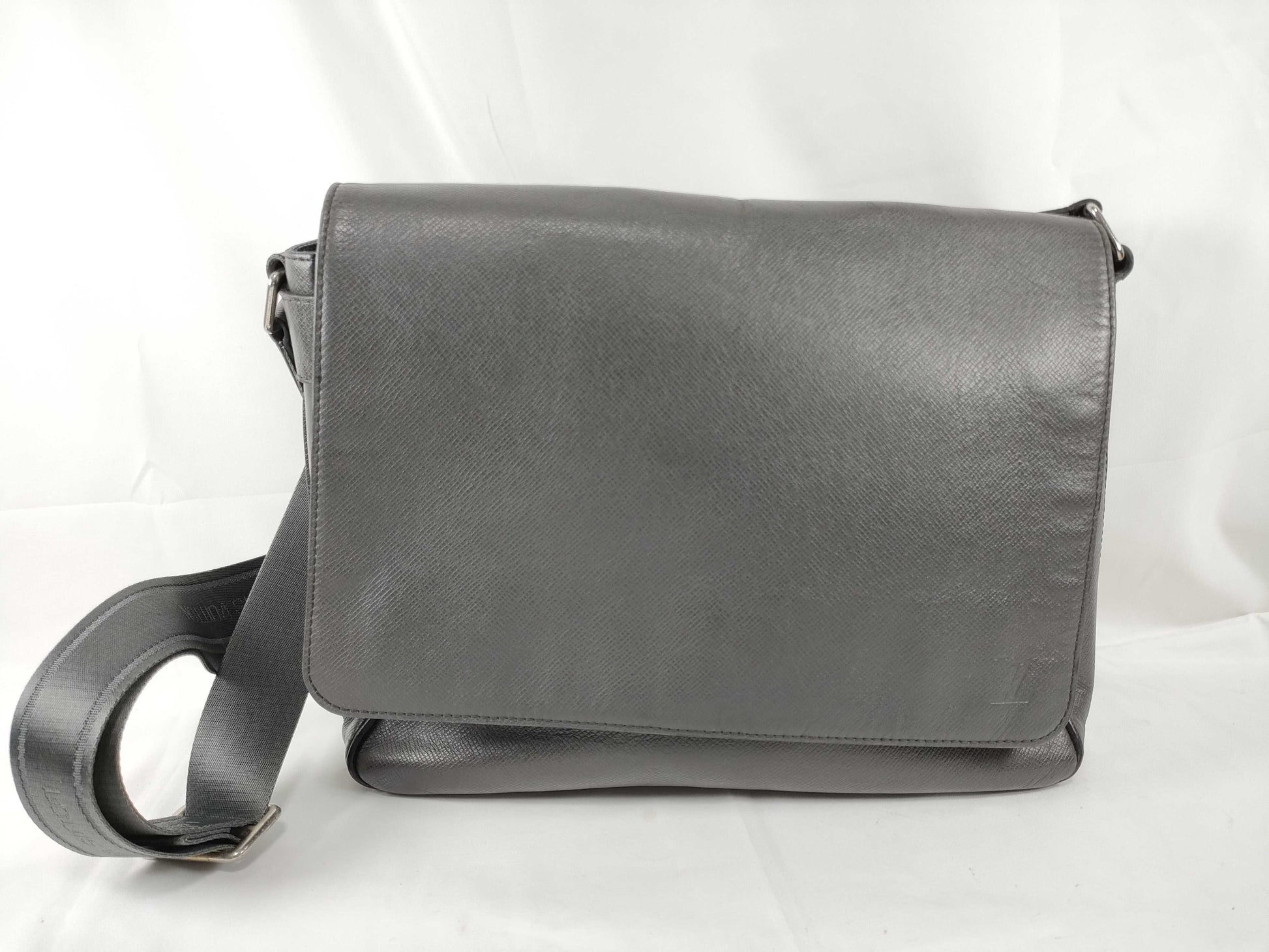 LOUIS VUITTON M 32627 Taiga LV Shoulder Bag