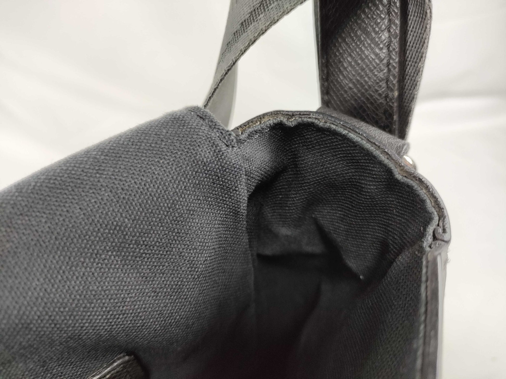 LOUIS VUITTON M 32627 Taiga LV Shoulder Bag