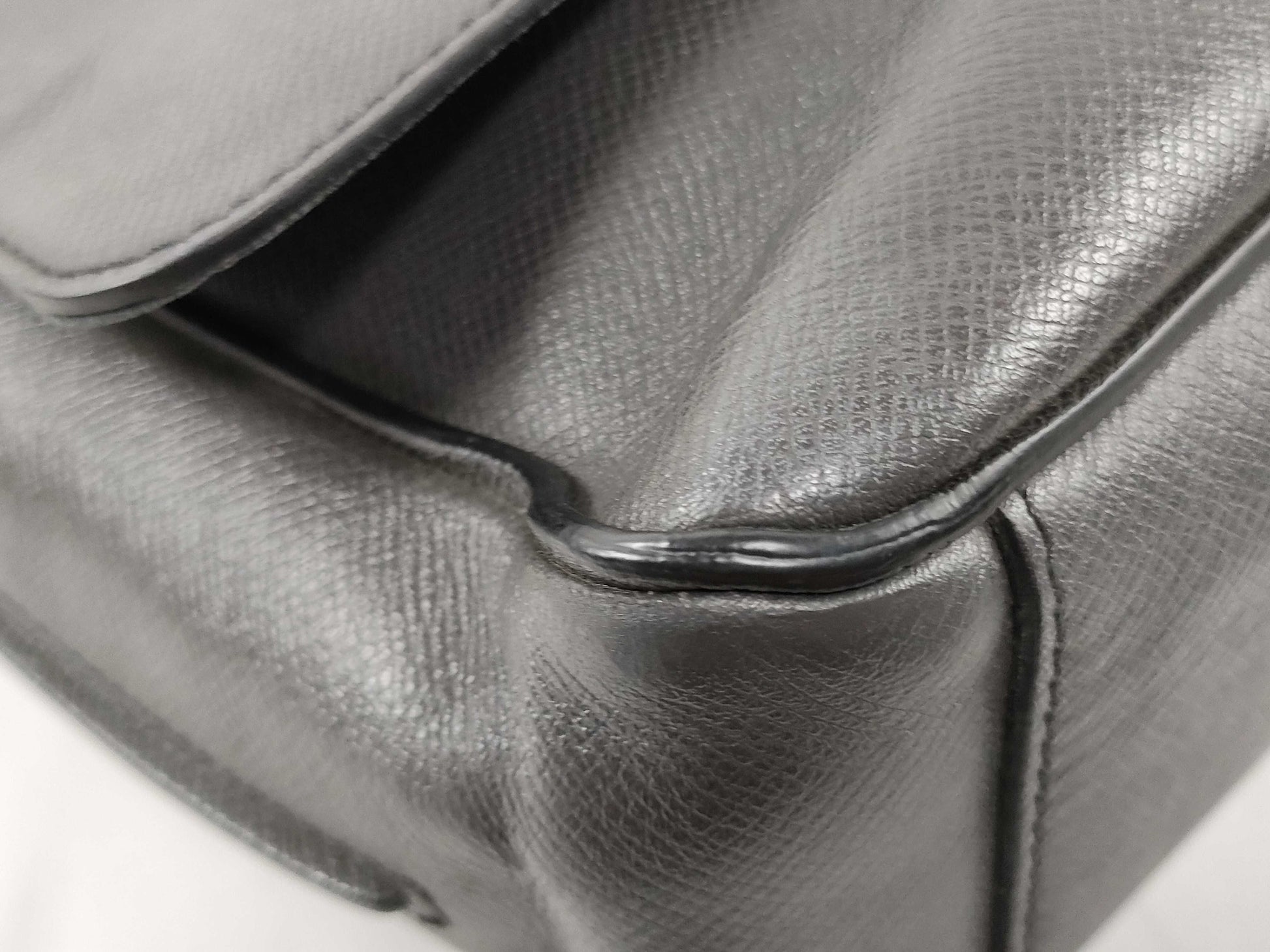 LOUIS VUITTON M 32627 Taiga LV Shoulder Bag
