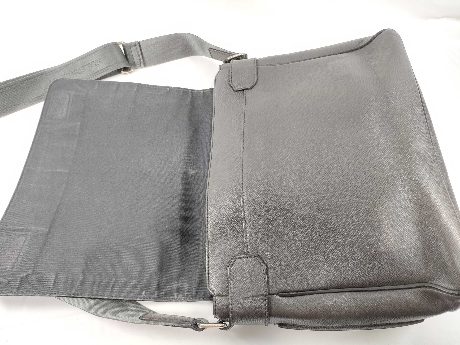 LOUIS VUITTON M 32627 Taiga LV Shoulder Bag