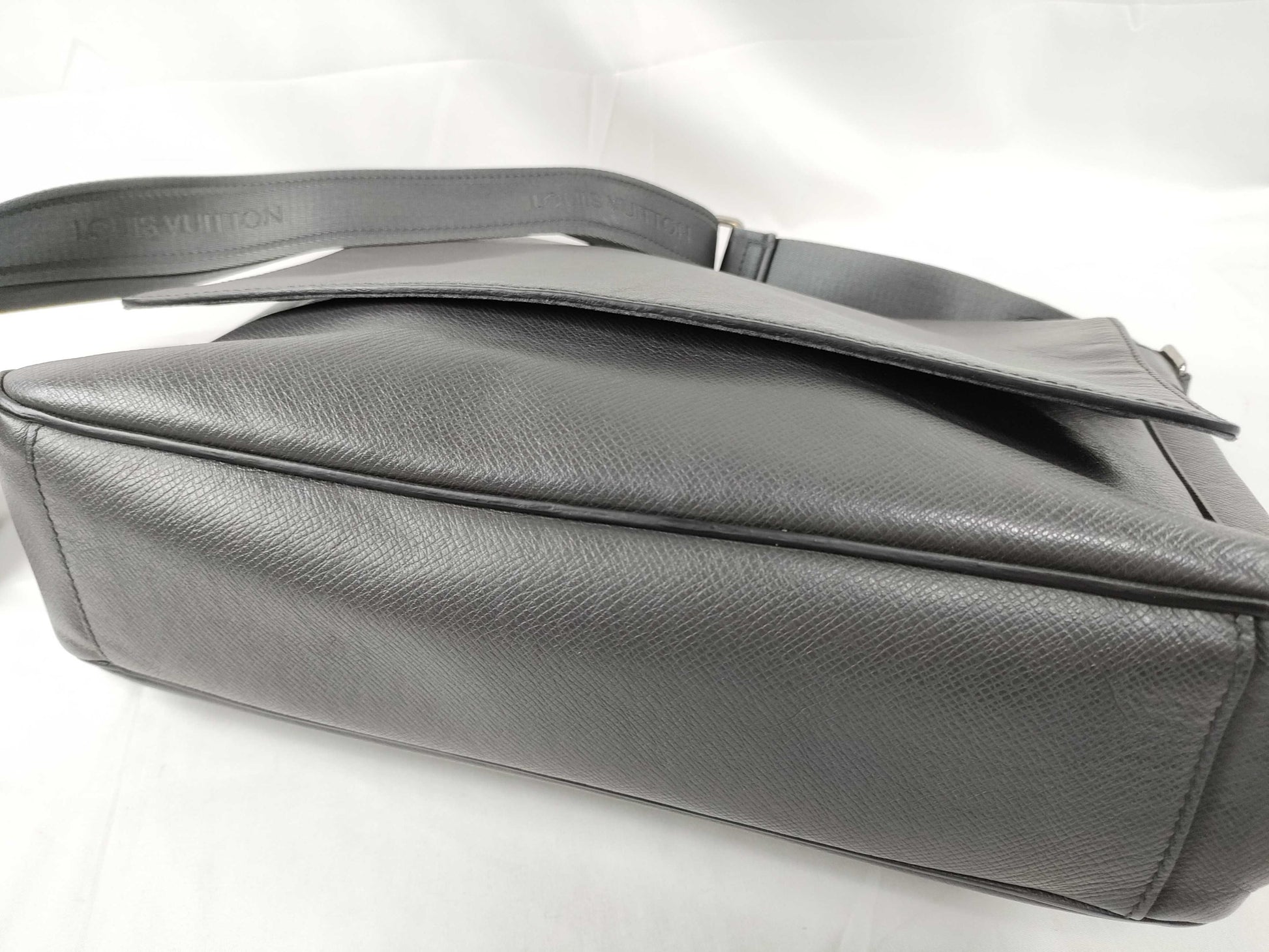LOUIS VUITTON M 32627 Taiga LV Shoulder Bag