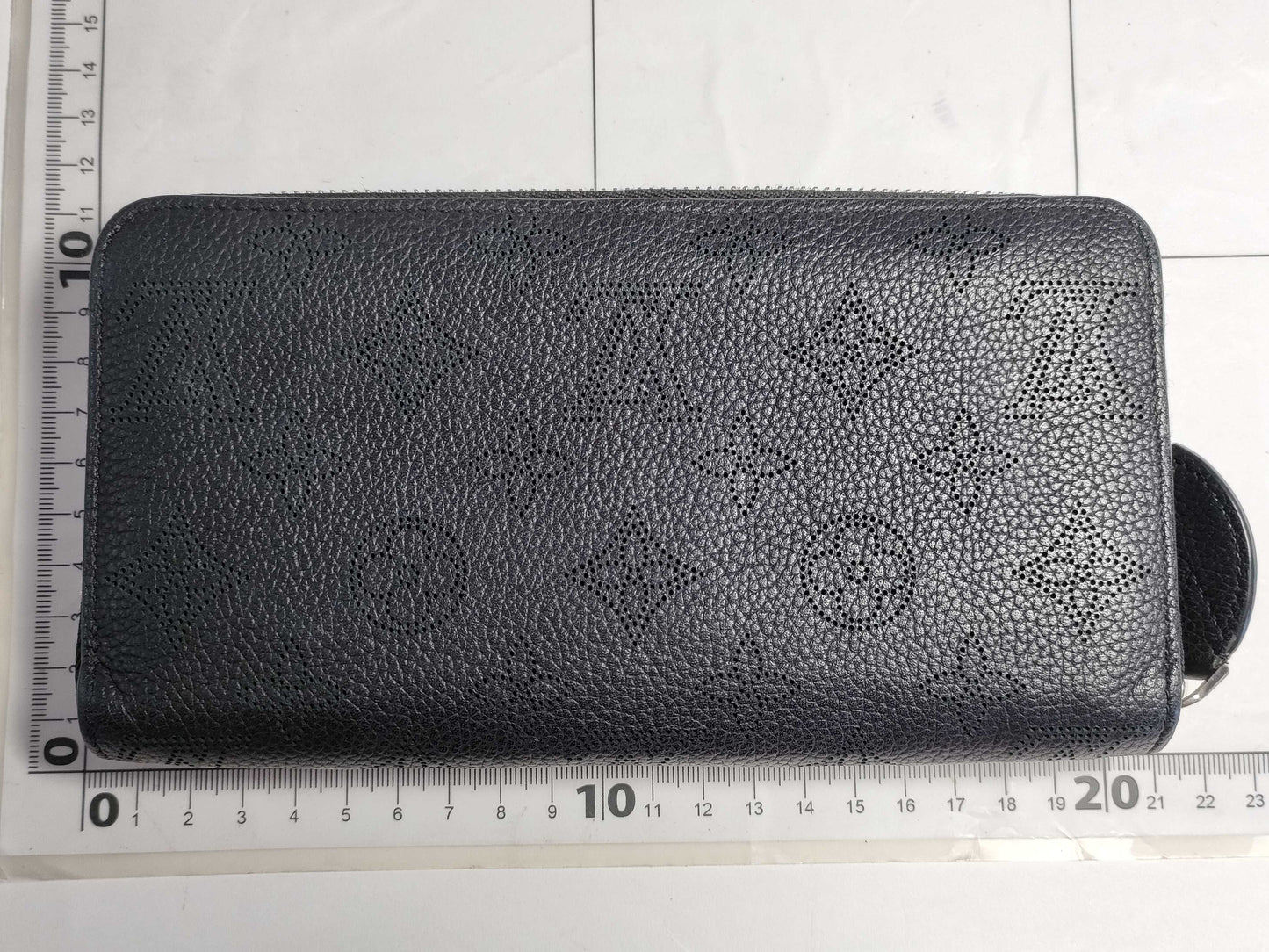 LOUIS VUITTON M61867 Mahina Zippy Wallet in Noir
