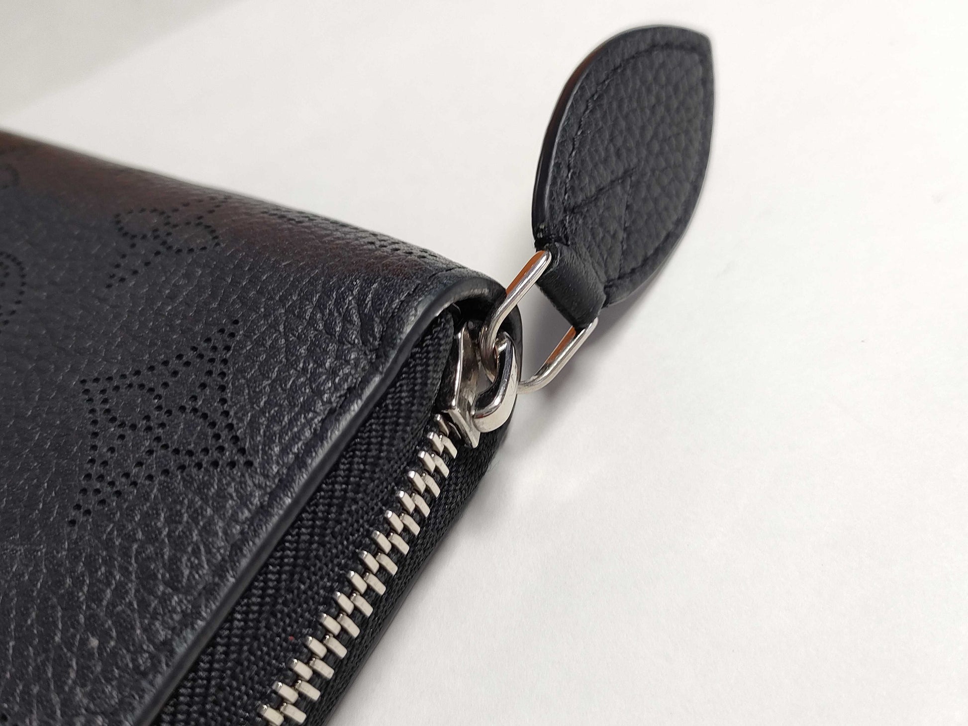 LOUIS VUITTON M61867 Mahina Zippy Wallet in Noir
