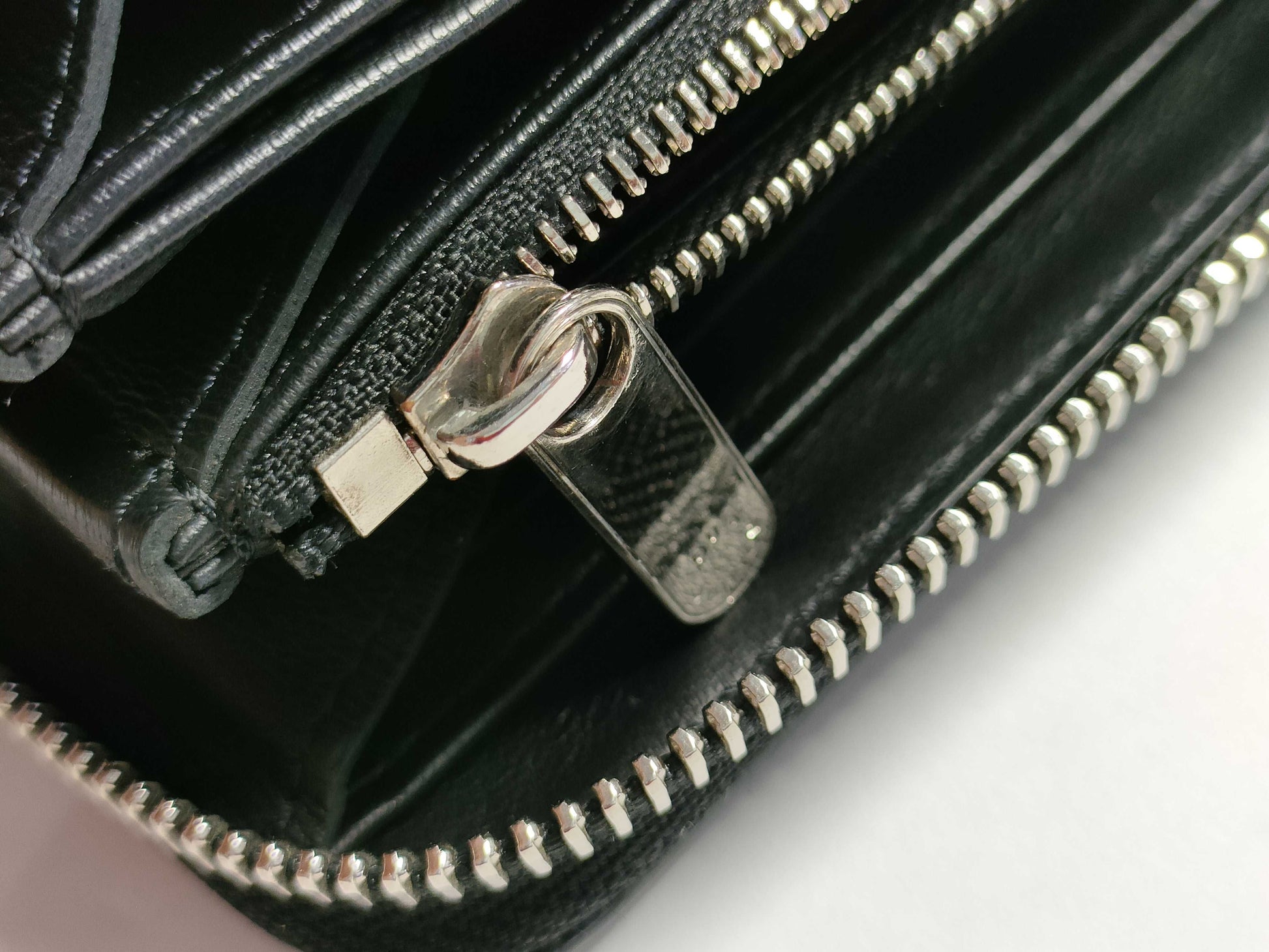 LOUIS VUITTON M61867 Mahina Zippy Wallet in Noir