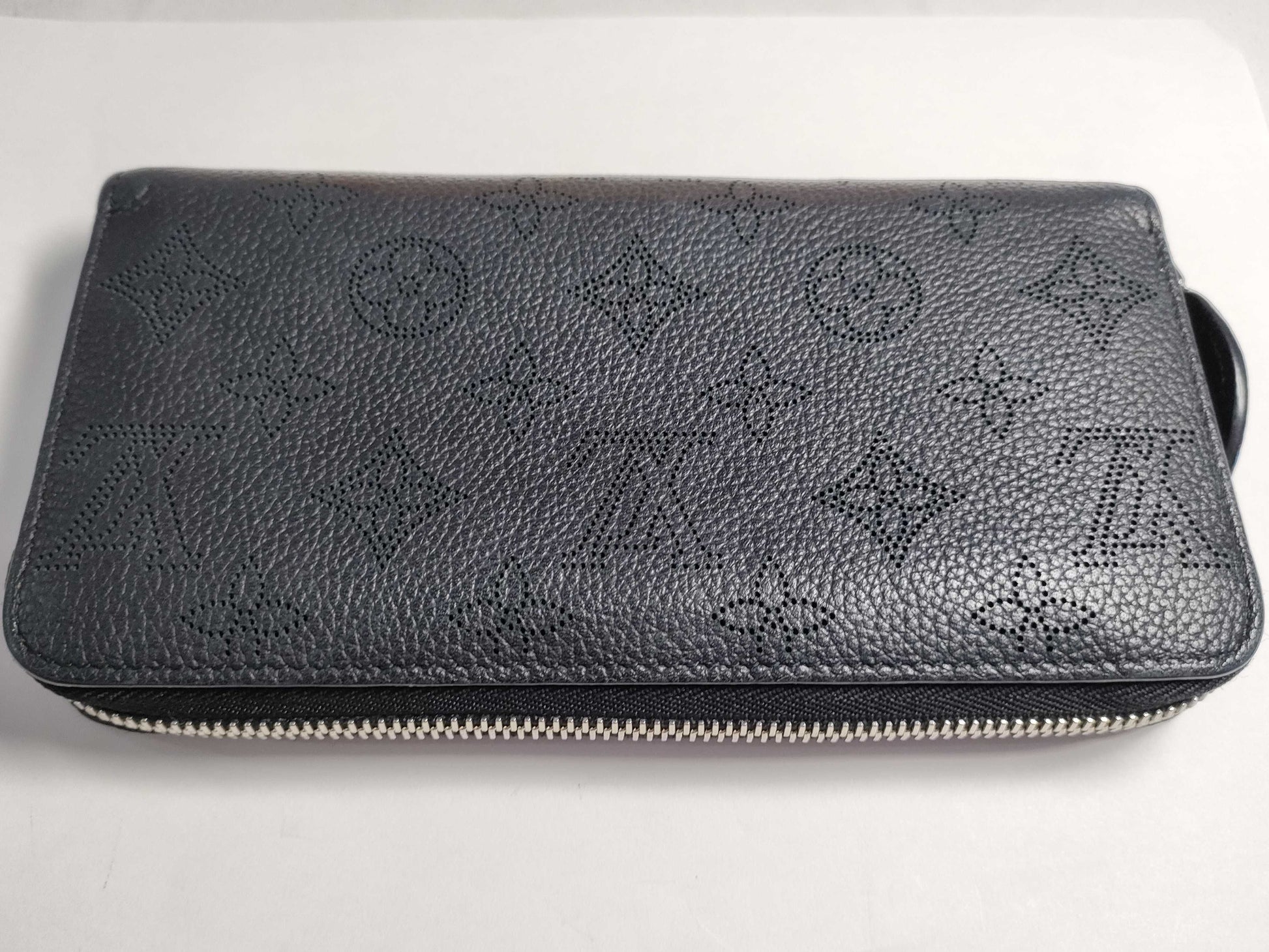 LOUIS VUITTON M61867 Mahina Zippy Wallet in Noir