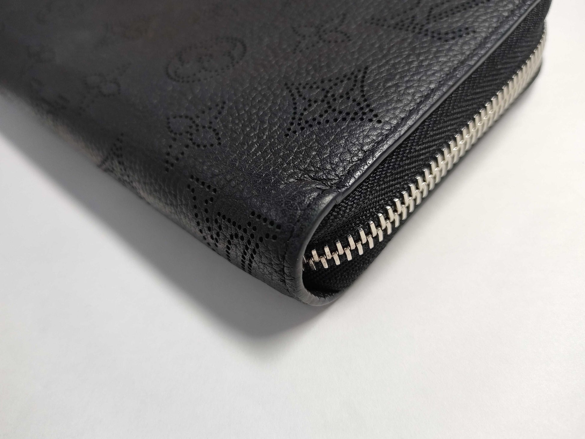 LOUIS VUITTON M61867 Mahina Zippy Wallet in Noir