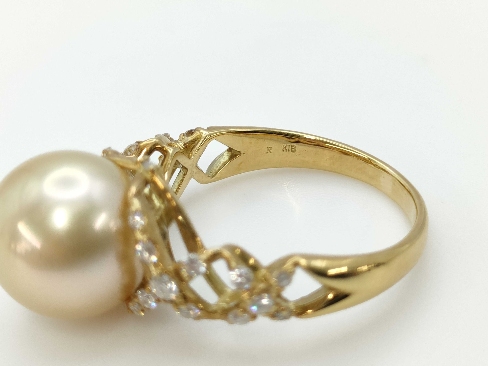 Pearl diameter: approx. 11.7mm, D0.40ct, 18K gold, 7.2g, ring 