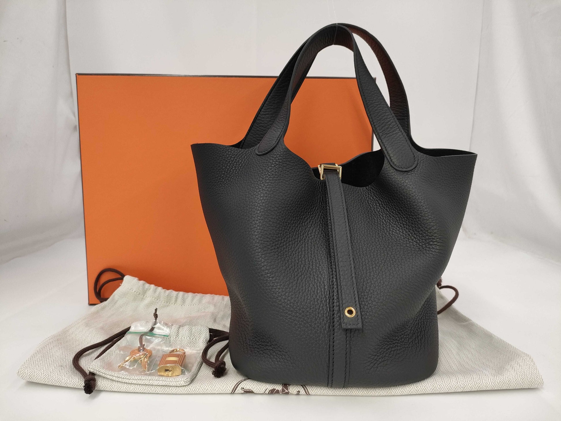 HERMES Picotin Lock MM size black handbag with gold hardware and K stamp