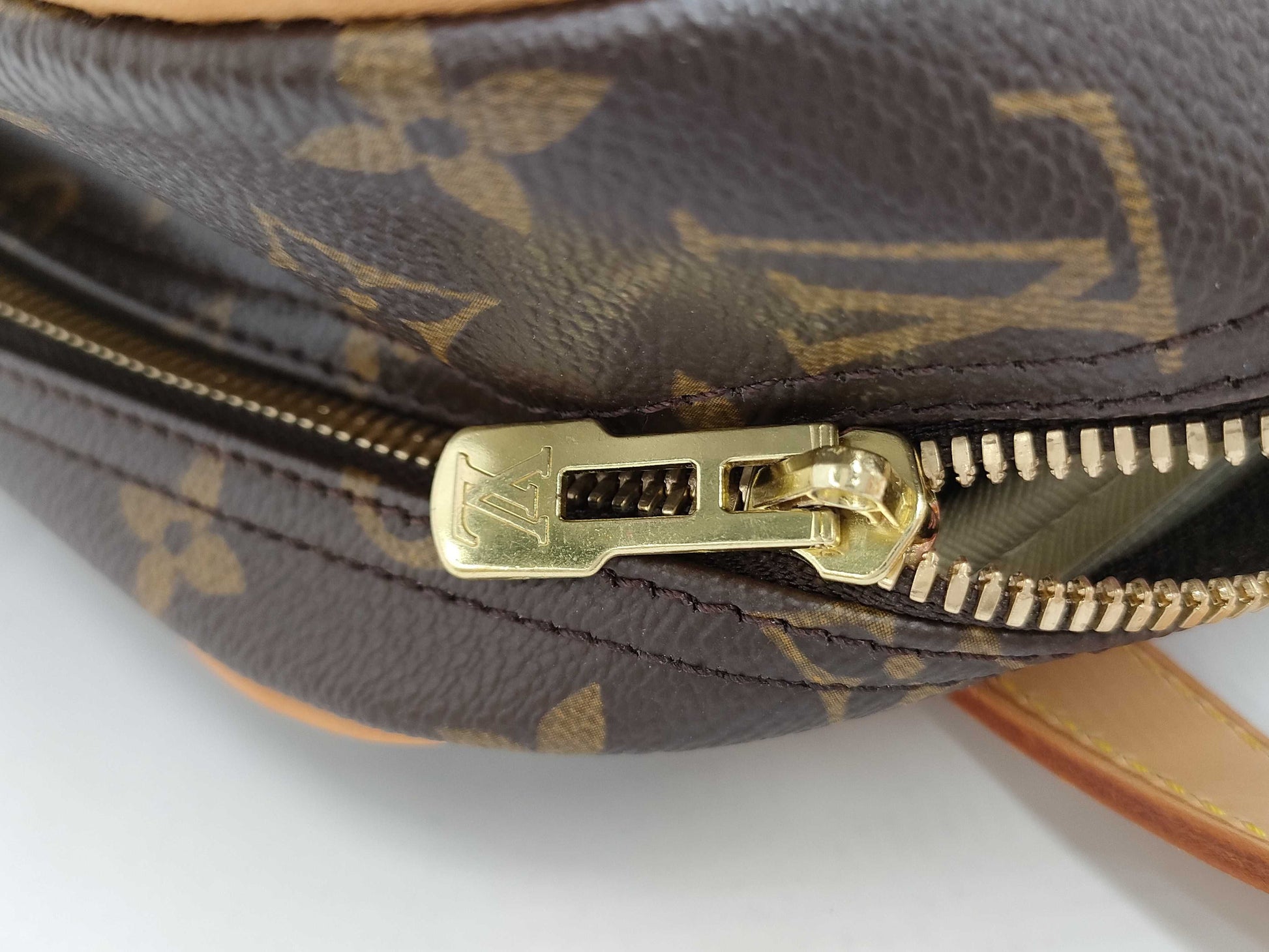 LOUIS VUITTON Louis Vuitton Bag Excursion Handbag