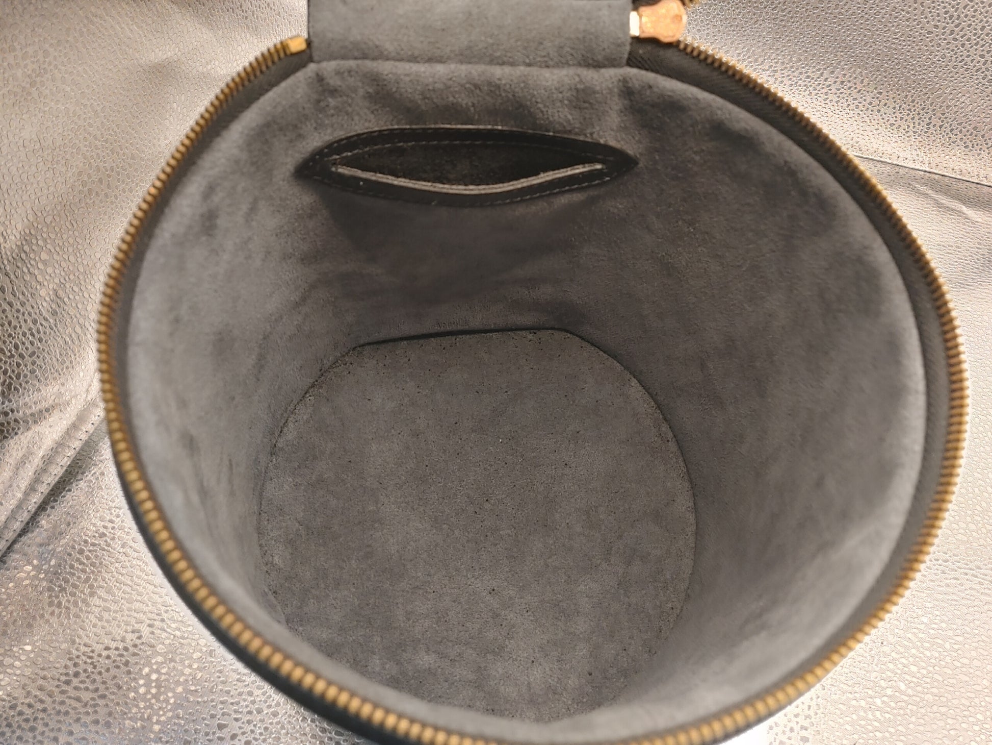 LOUIS VUITTON Epi Cannes M48032 A20915 Vertical Vanity Bag in Epi Leather Noir with Padlock, Key, and Pouch