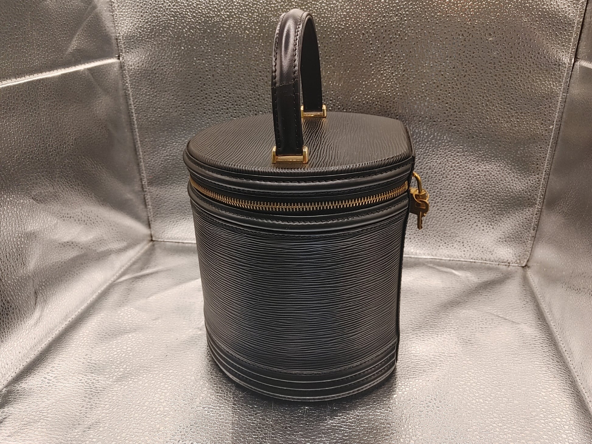 LOUIS VUITTON Epi Cannes M48032 A20915 Vertical Vanity Bag in Epi Leather Noir with Padlock, Key, and Pouch