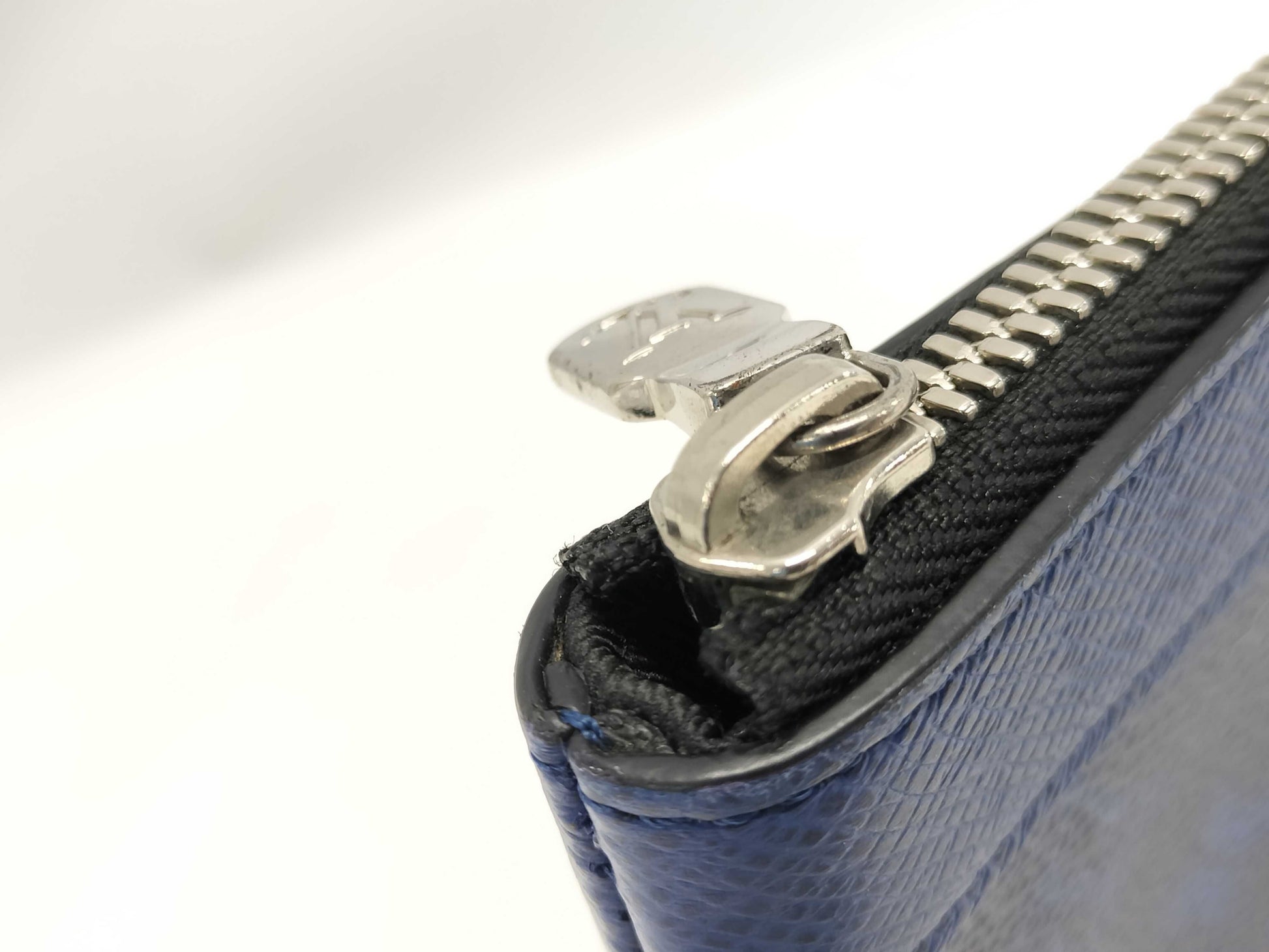 LOUIS VUITTON Taiga Rama Pochette Discovery PM Cobalt M30278 SP4119 Pouch