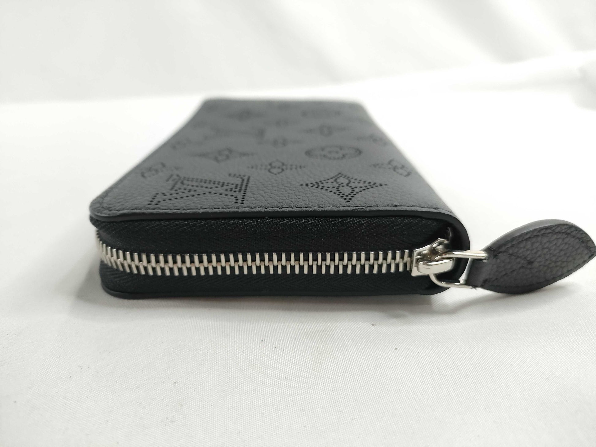 LOUIS VUITTON M61867 Mahina Louis Vuitton Zippy Wallet Noir Box Dust Bag Wallet