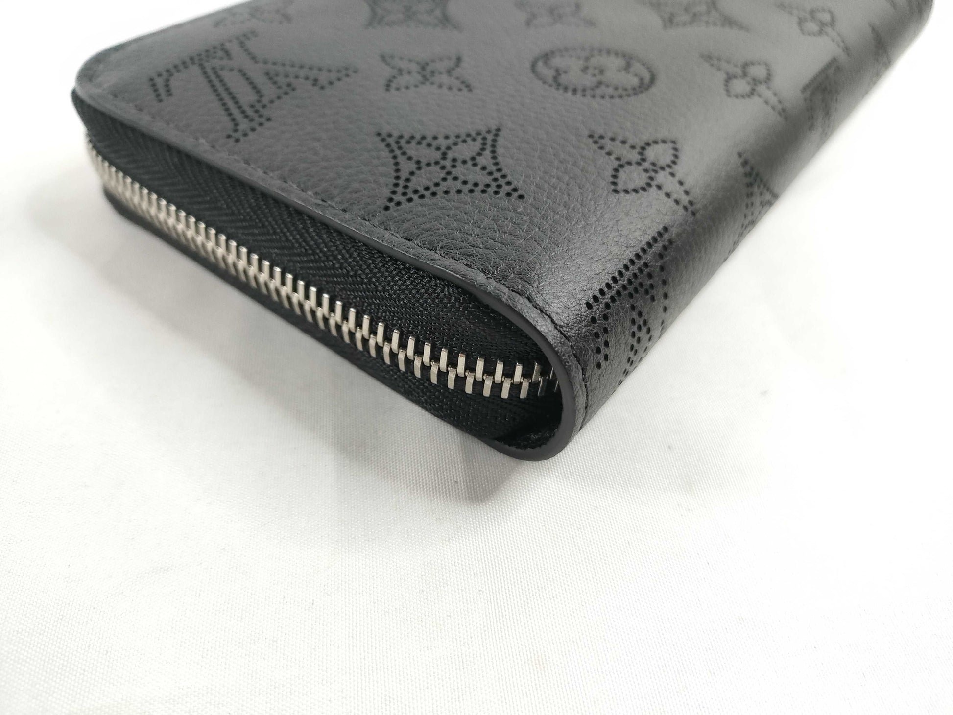 LOUIS VUITTON M61867 Mahina Louis Vuitton Zippy Wallet Noir Box Dust Bag Wallet