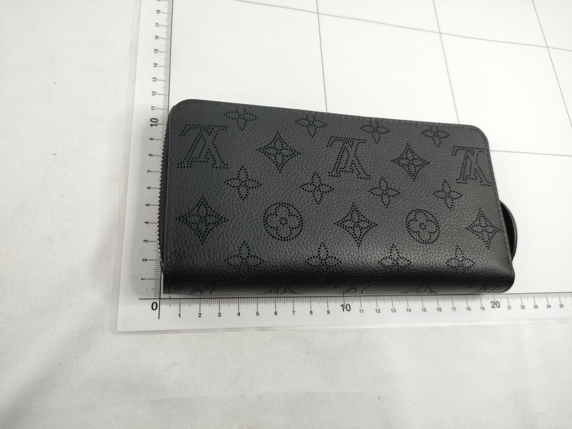 LOUIS VUITTON M61867 Mahina Louis Vuitton Zippy Wallet Noir Box Dust Bag Wallet