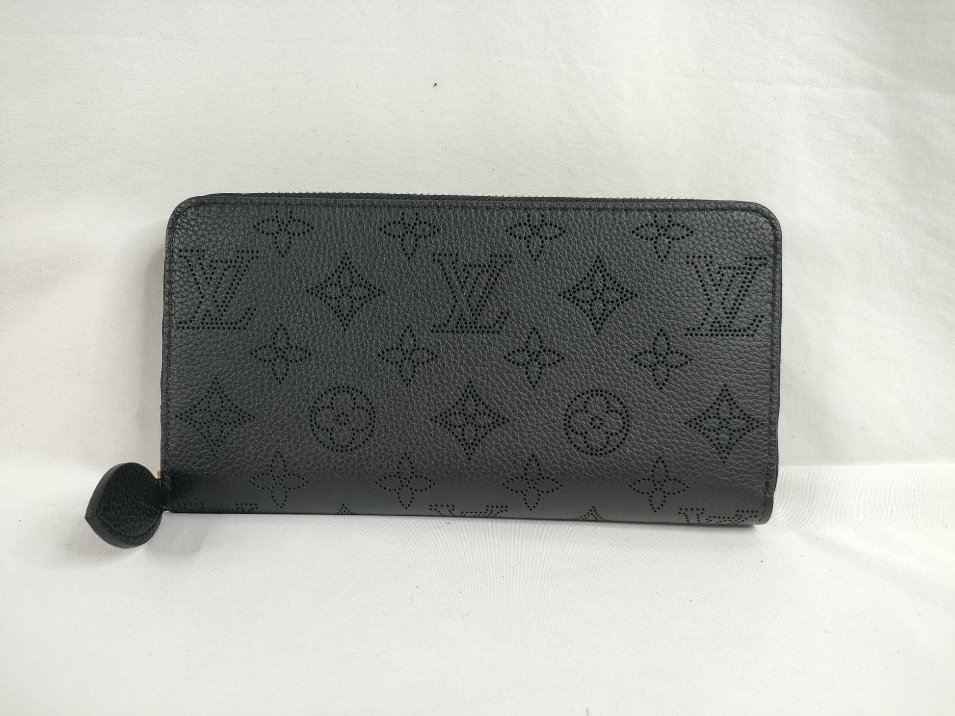 LOUIS VUITTON M61867 Mahina Louis Vuitton Zippy Wallet Noir Box Dust Bag Wallet