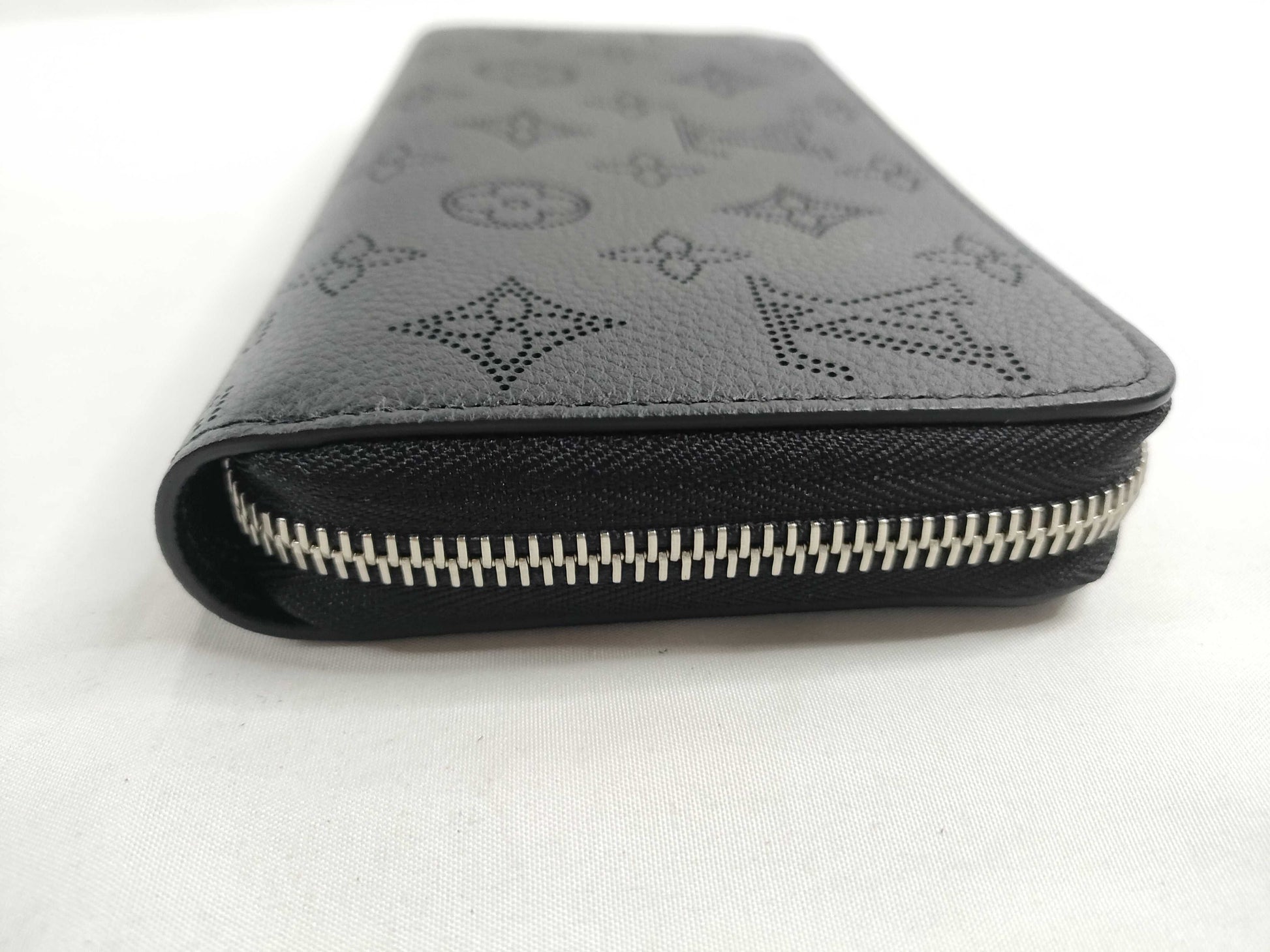 LOUIS VUITTON M61867 Mahina Louis Vuitton Zippy Wallet Noir Box Dust Bag Wallet