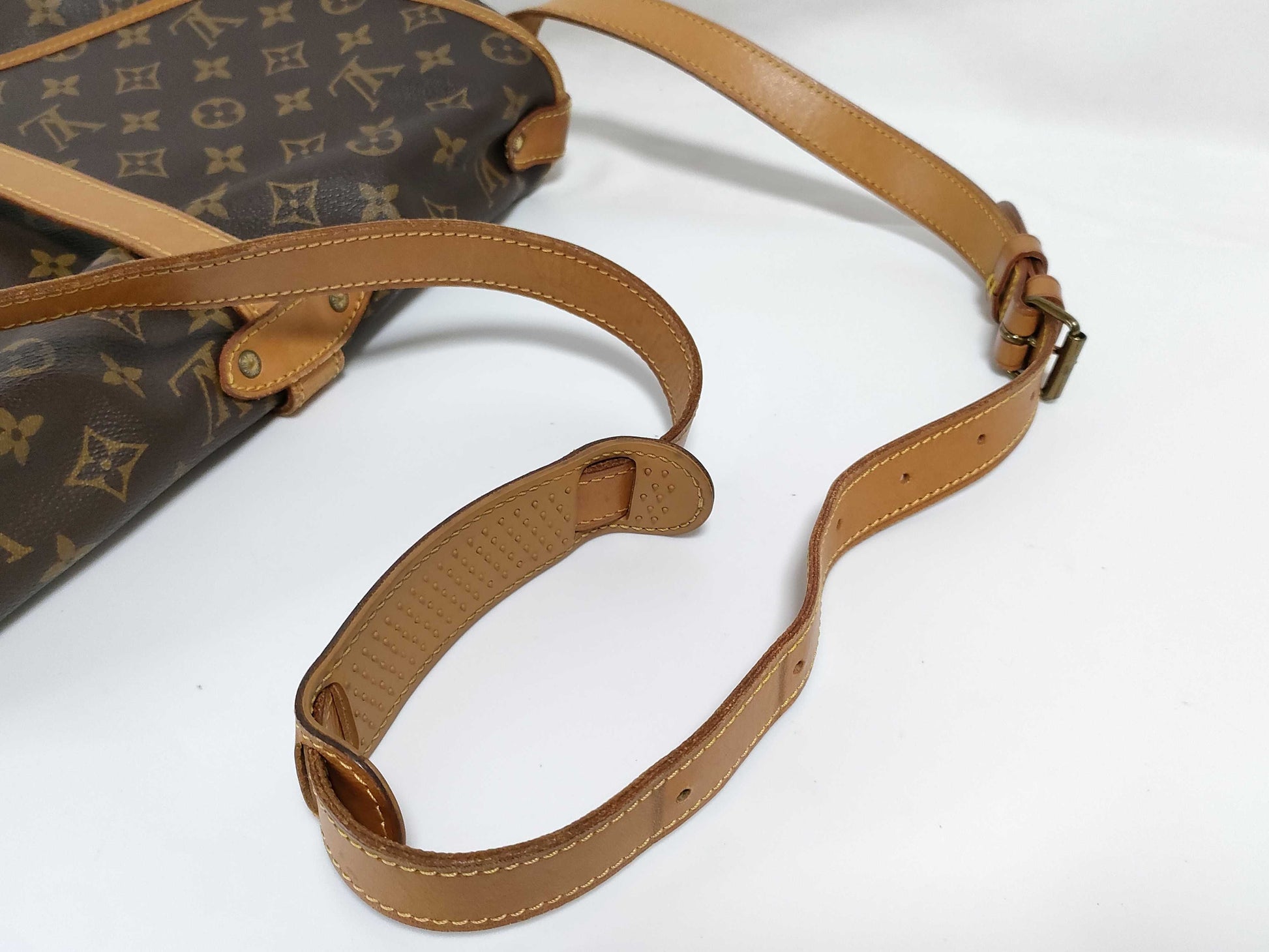 LOUIS VUITTON M42256 Monogram Louis Vuitton Saumur Monogram Shoulder Bag