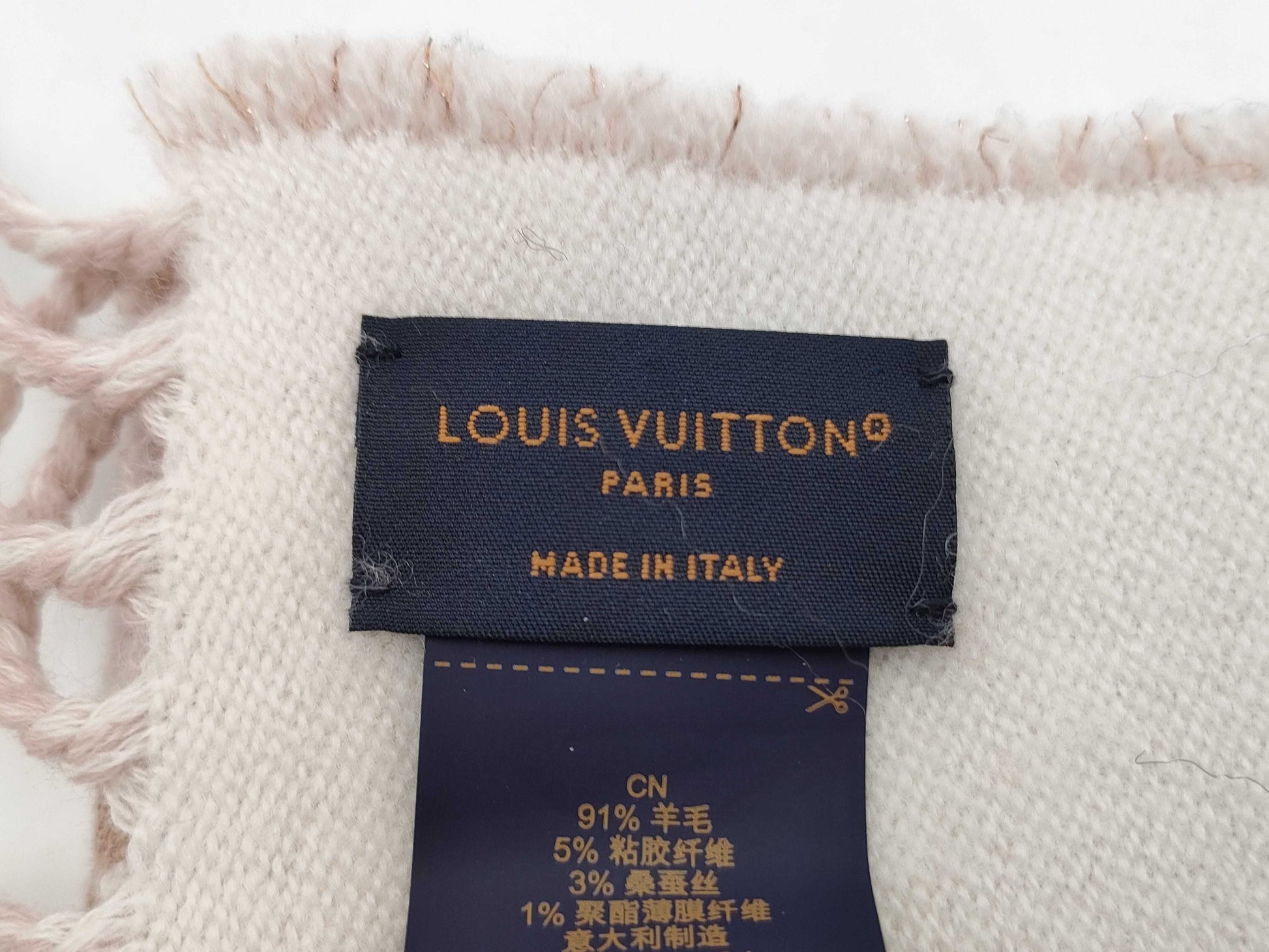 LOUIS VUITTON LV M78237 Essential Shine Scarf Other Accessories
