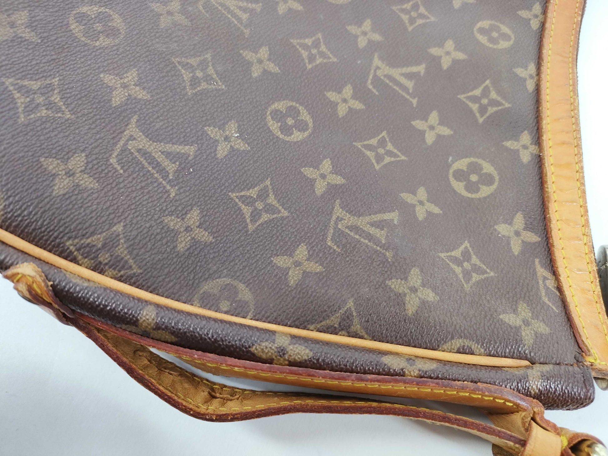 LOUIS VUITTON Monogram Louis Vuitton Shoulder Bag