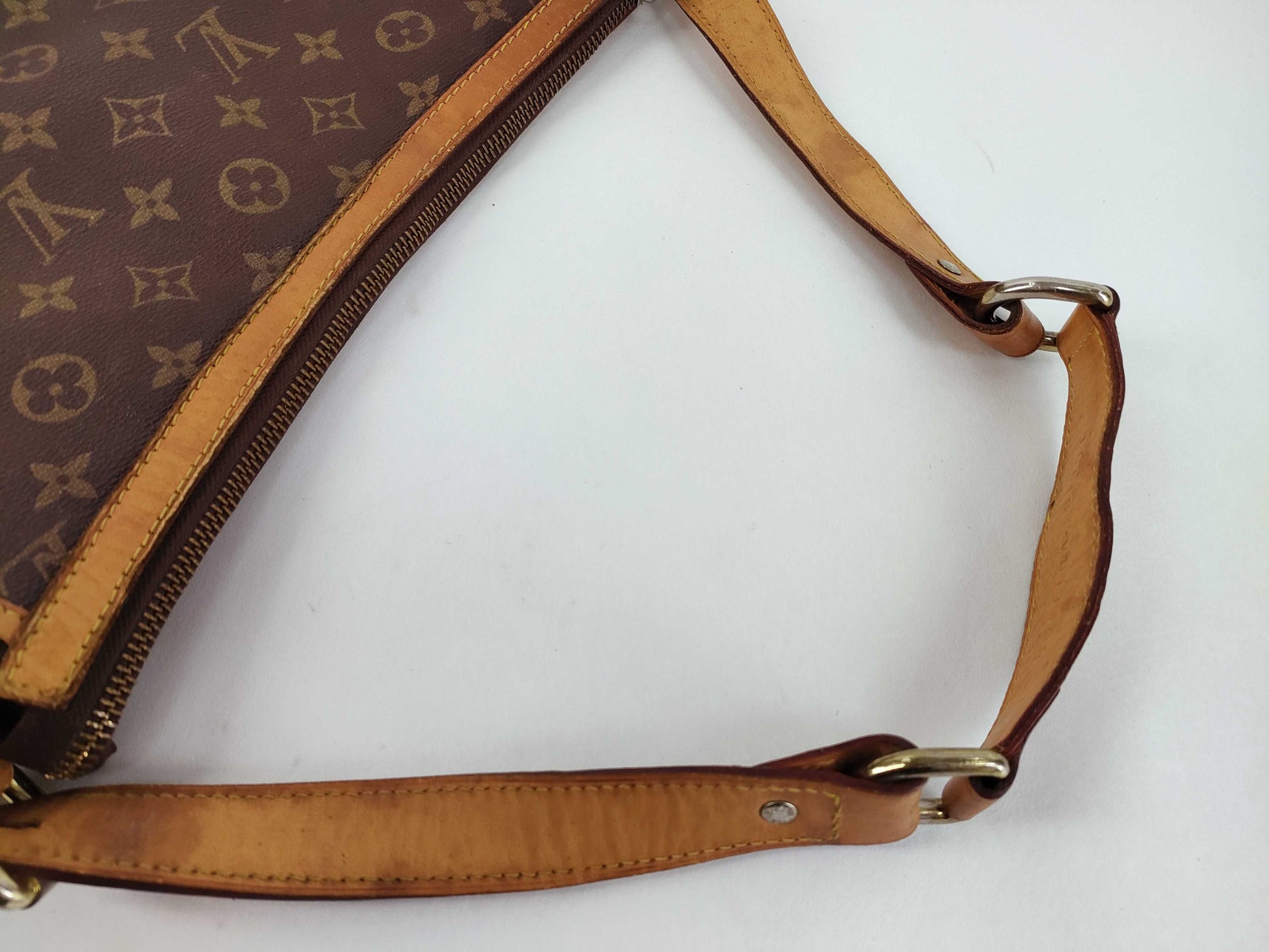 LOUIS VUITTON Monogram Louis Vuitton Shoulder Bag