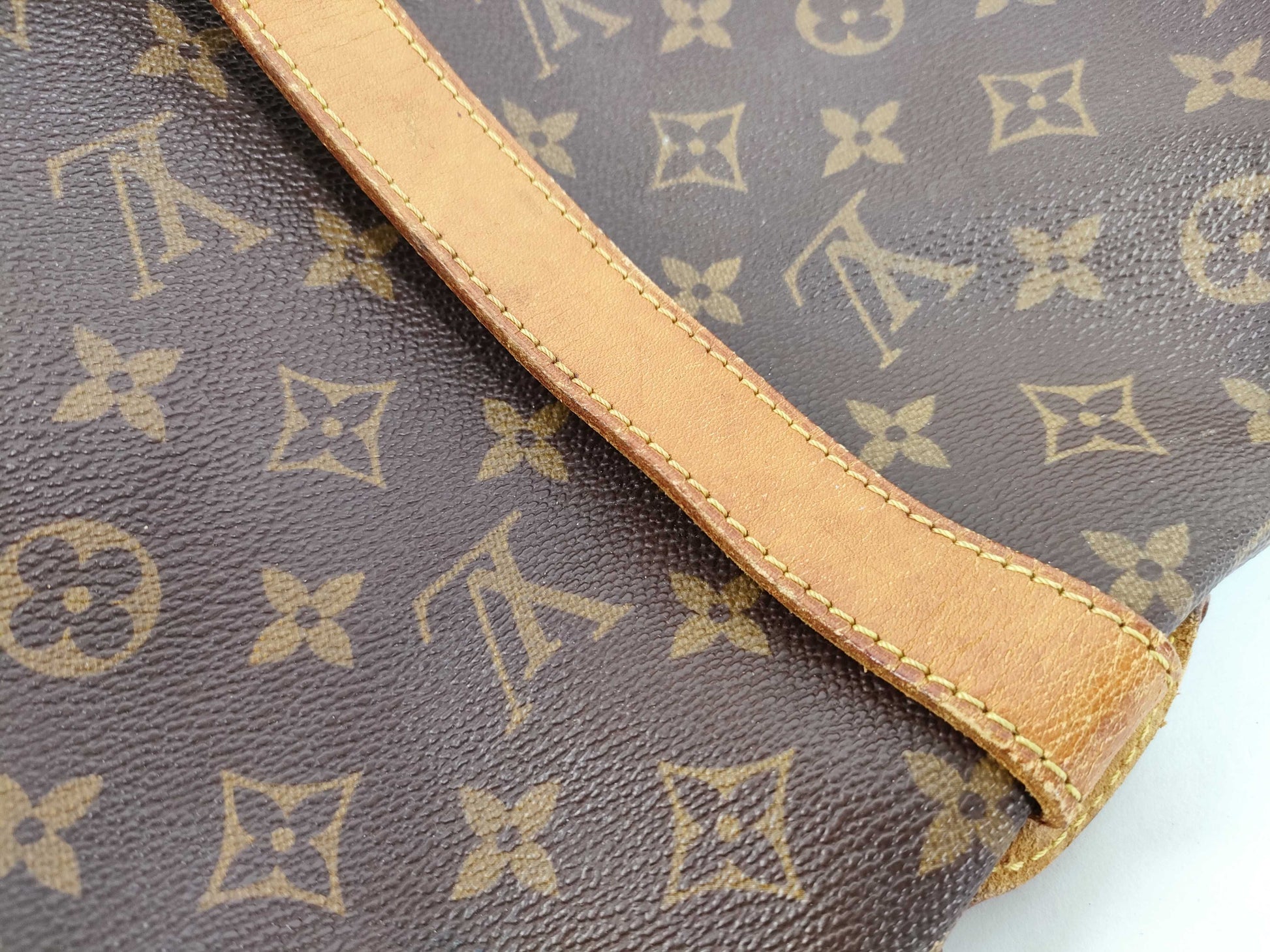 LOUIS VUITTON Monogram Louis Vuitton Shoulder Bag