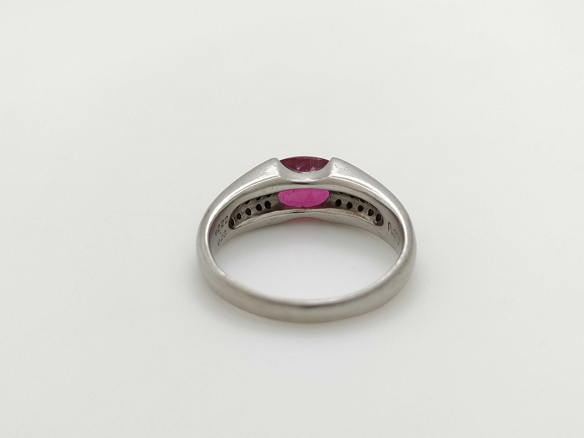 2.22ct colored stone, 0.23ct diameter, PT900, 8.9g ring 