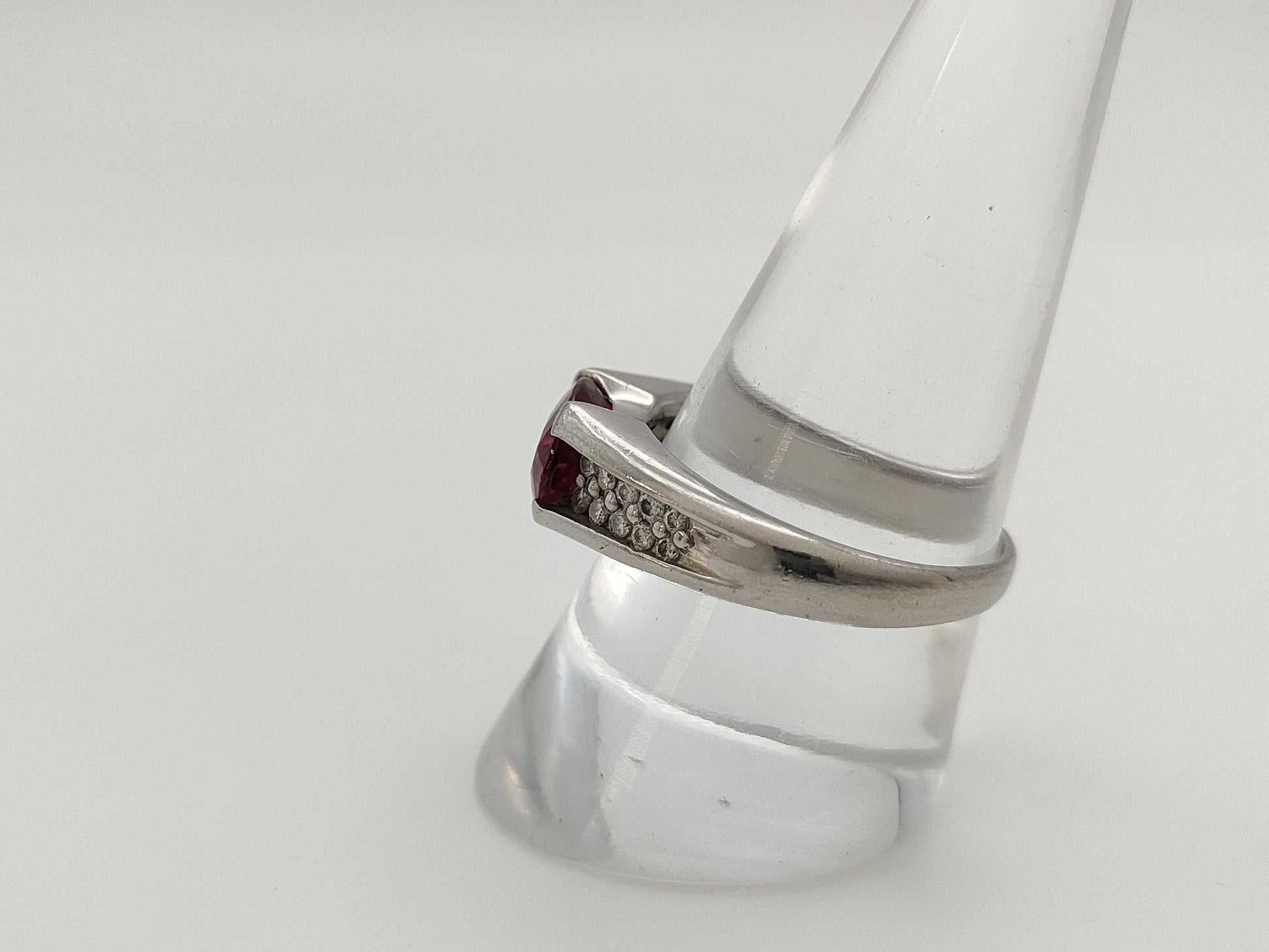 2.22ct colored stone, 0.23ct diameter, PT900, 8.9g ring 