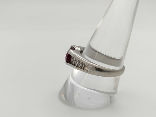 2.22ct colored stone, 0.23ct diameter, PT900, 8.9g ring 