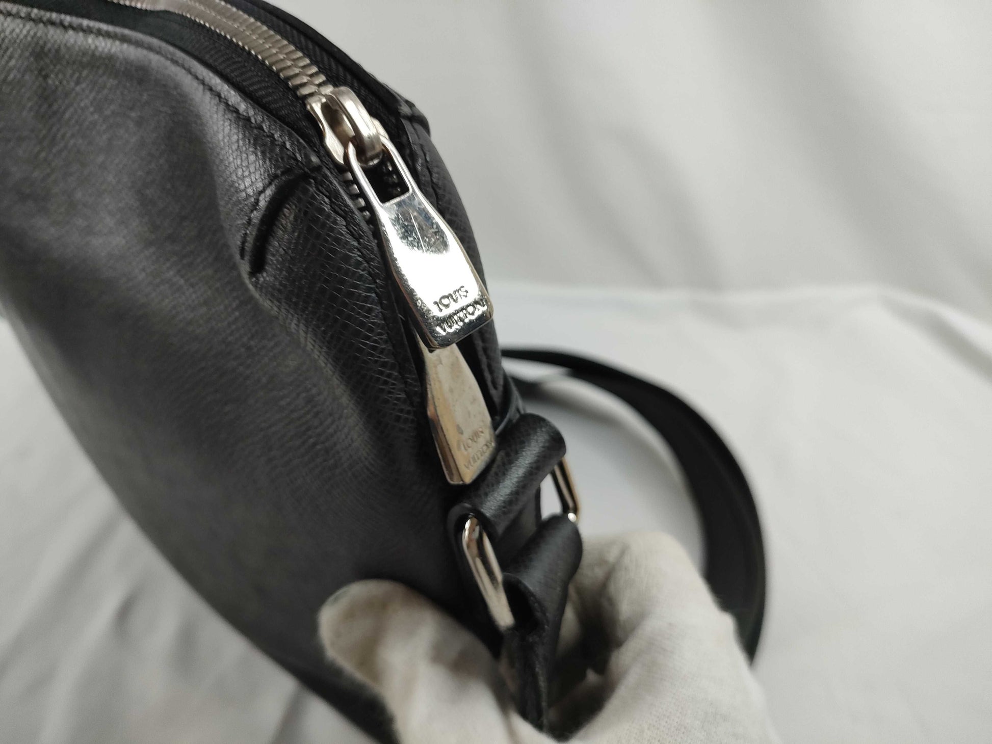 LOUIS VUITTON Taiga M30238 LOUIS VUITTON Taiga Grigori Messenger PM M30238 Shoulder Bag