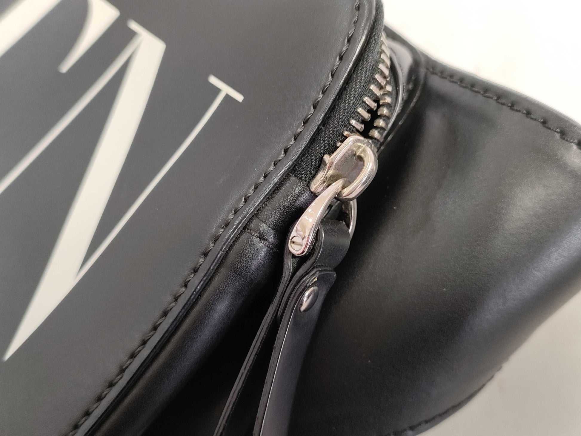 VALENTINO VALENTINO calfskin body bag waist bag