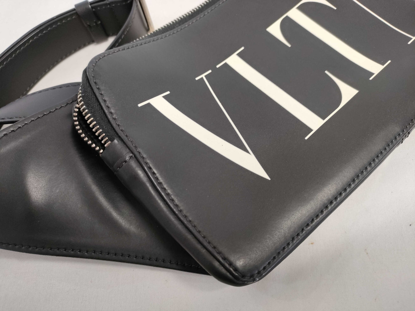 VALENTINO VALENTINO calfskin body bag waist bag