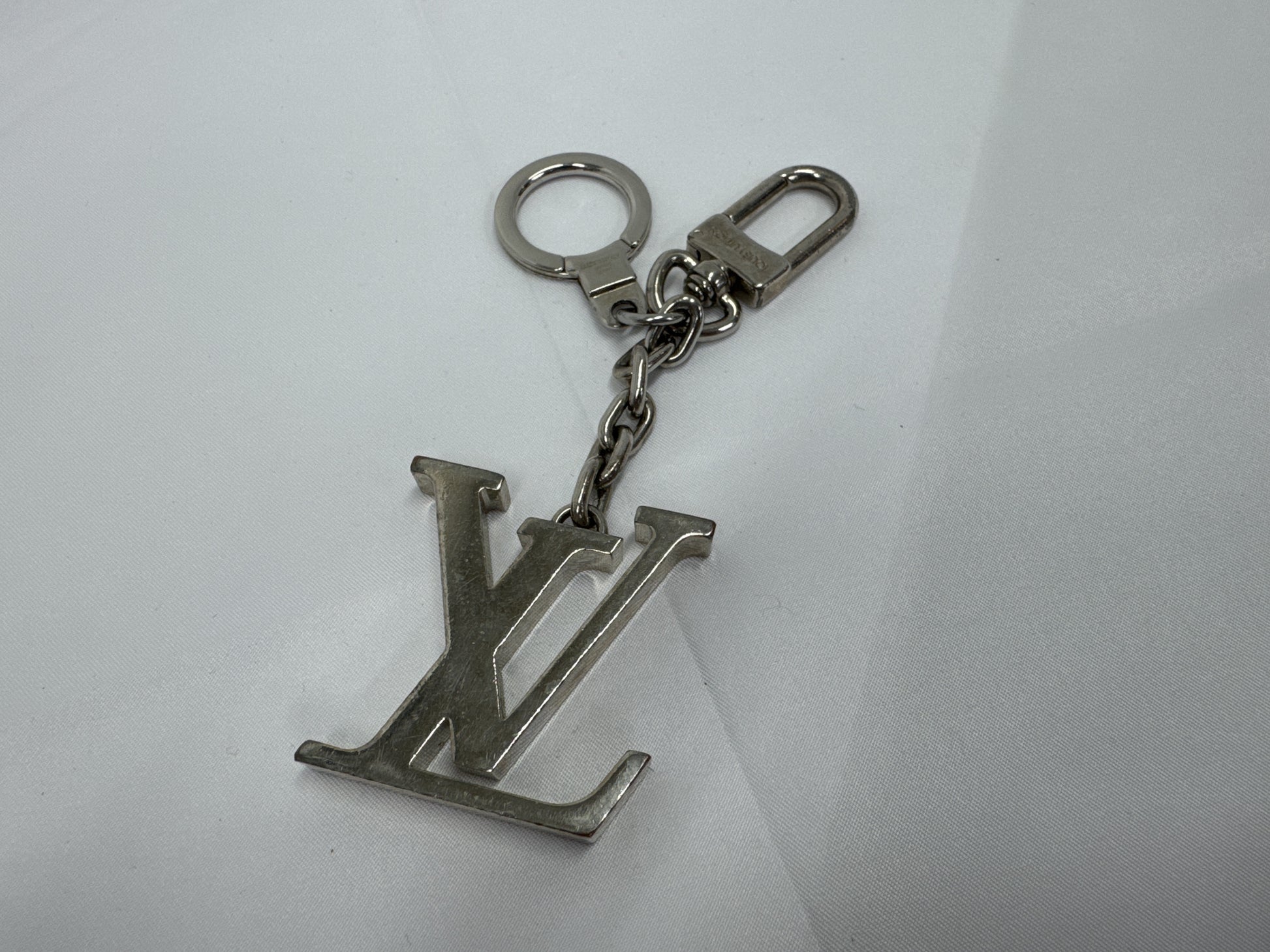 LOUIS VUITTON M65071 Porte Clés Initial LV Keychain Key Case/Key Holder