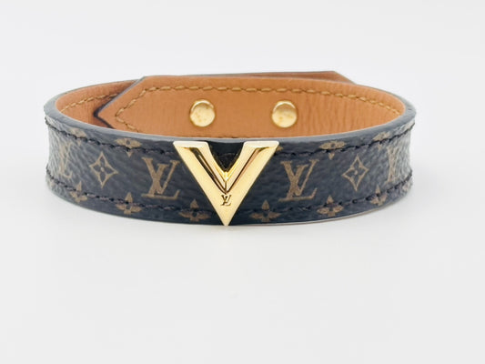 LOUIS VUITTON M6042 Essential V Leather Bracelet, Size 17, Brown Monogram