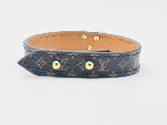 LOUIS VUITTON M6042 Essential V Leather Bracelet, Size 17, Brown Monogram