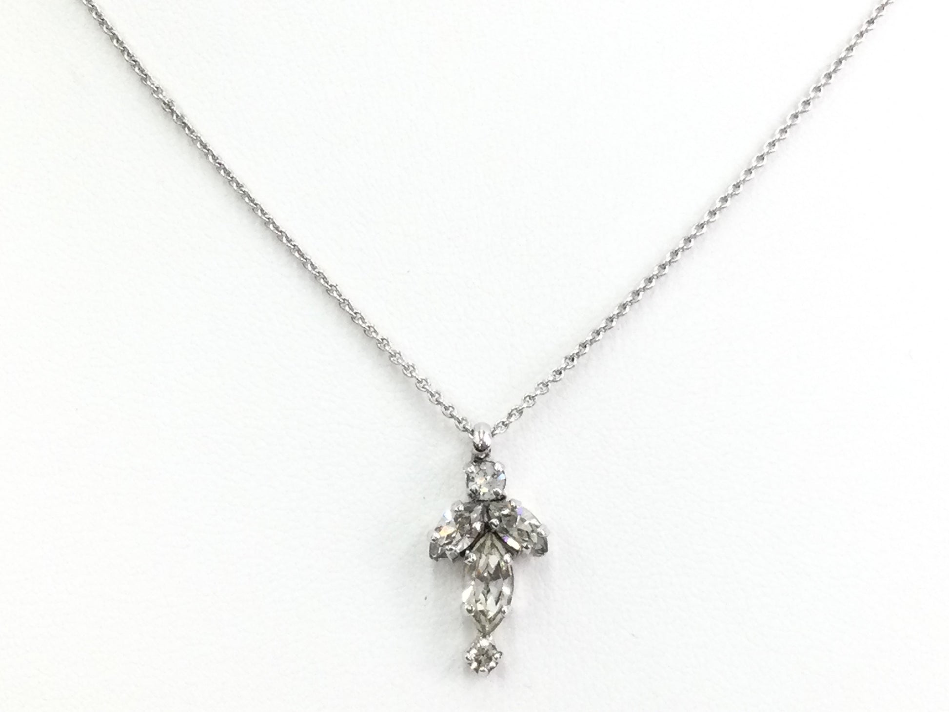 Dior necklace pendant with approximately 43cm chain