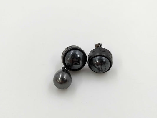 LOUIS VUITTON M02544 Pearl Earrings