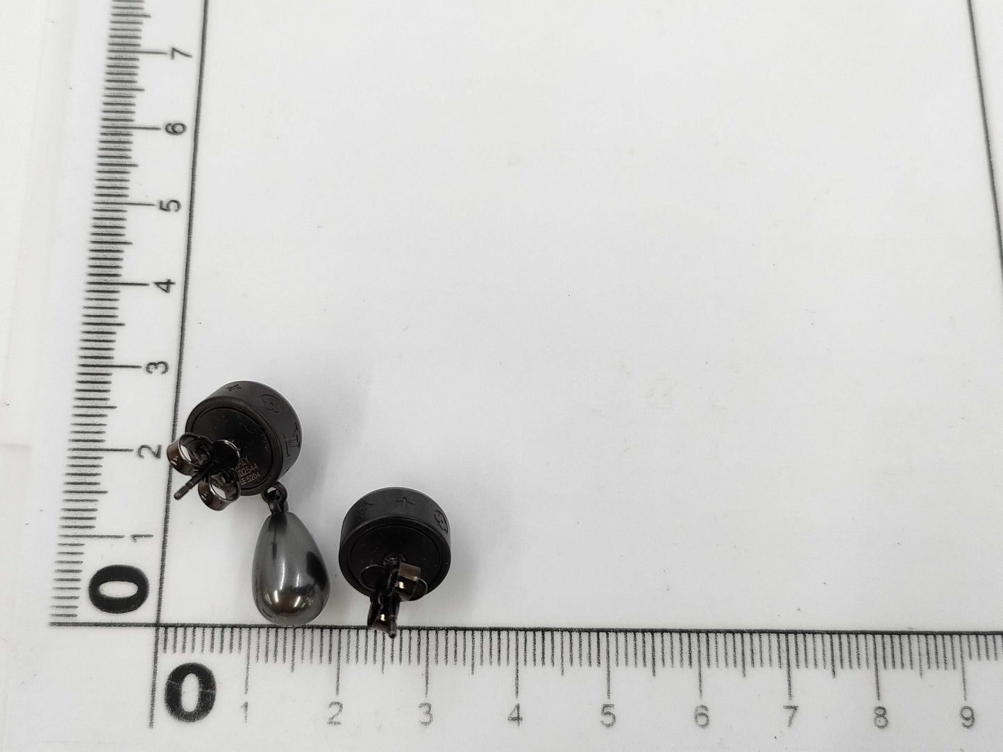 LOUIS VUITTON M02544 Pearl Earrings