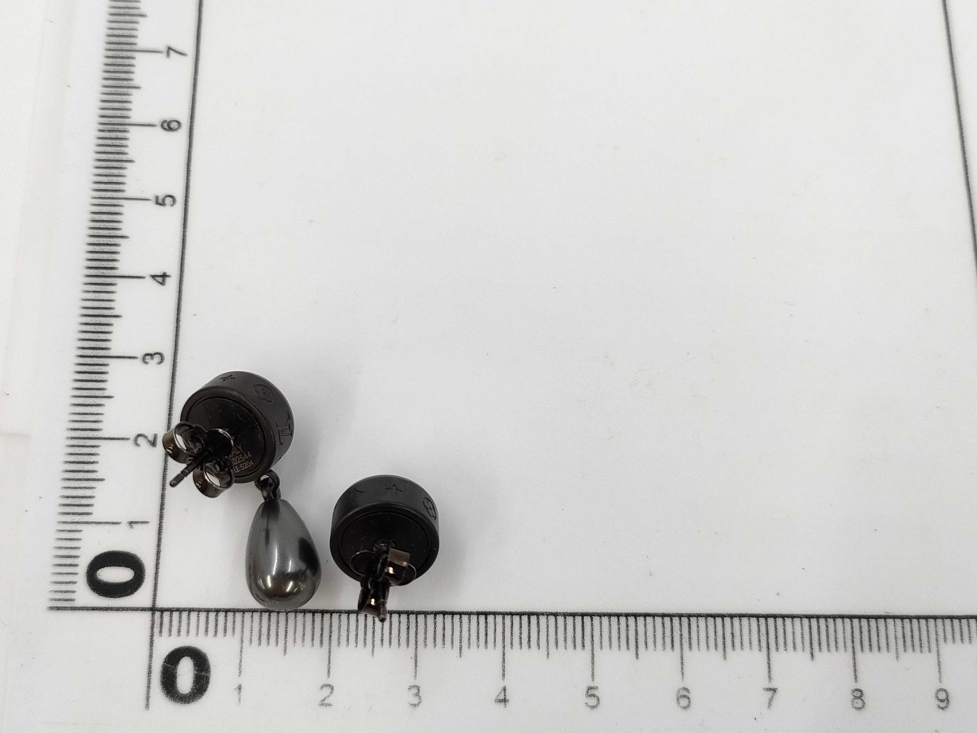 LOUIS VUITTON M02544 Pearl Earrings