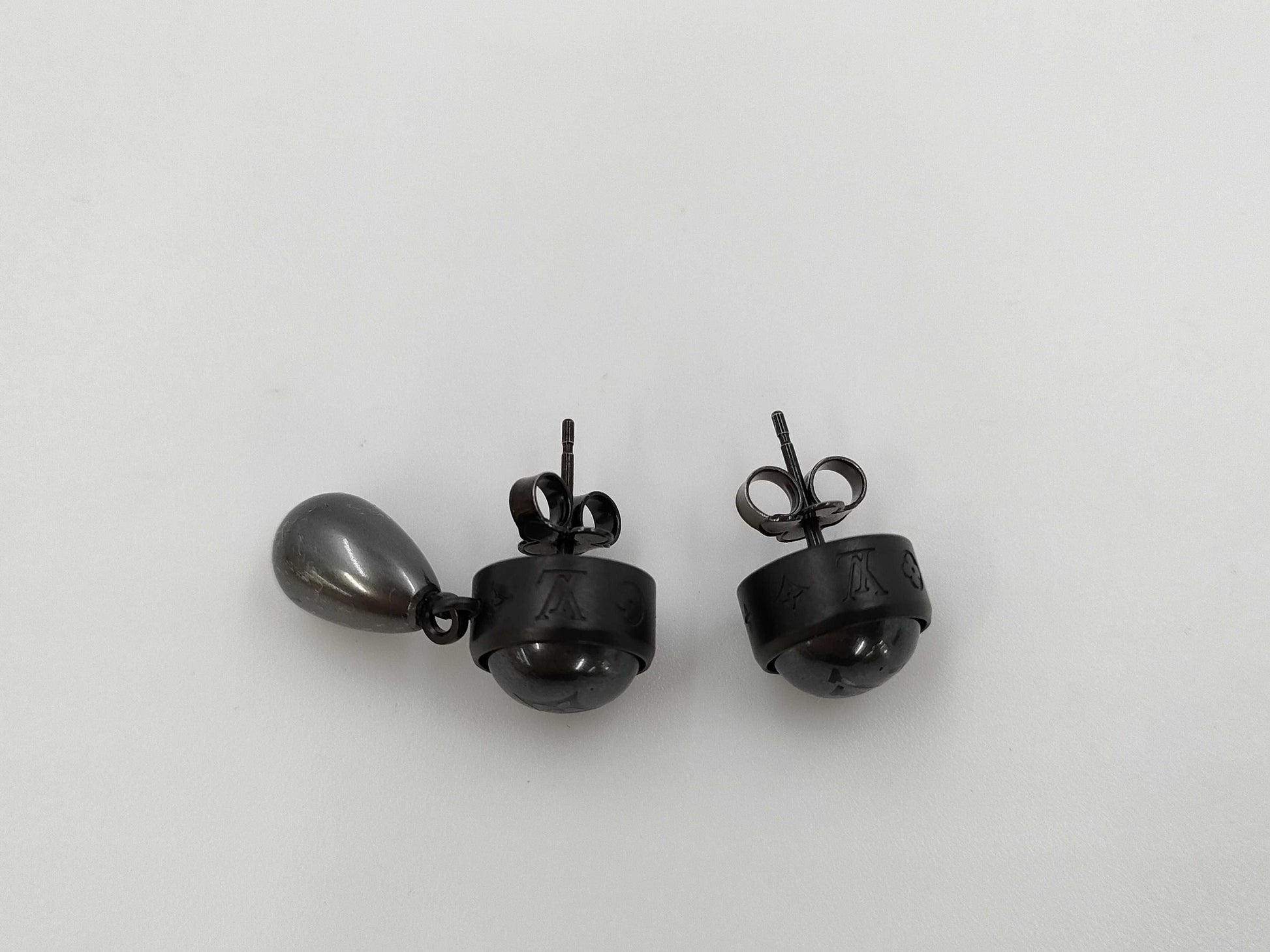 LOUIS VUITTON M02544 Pearl Earrings