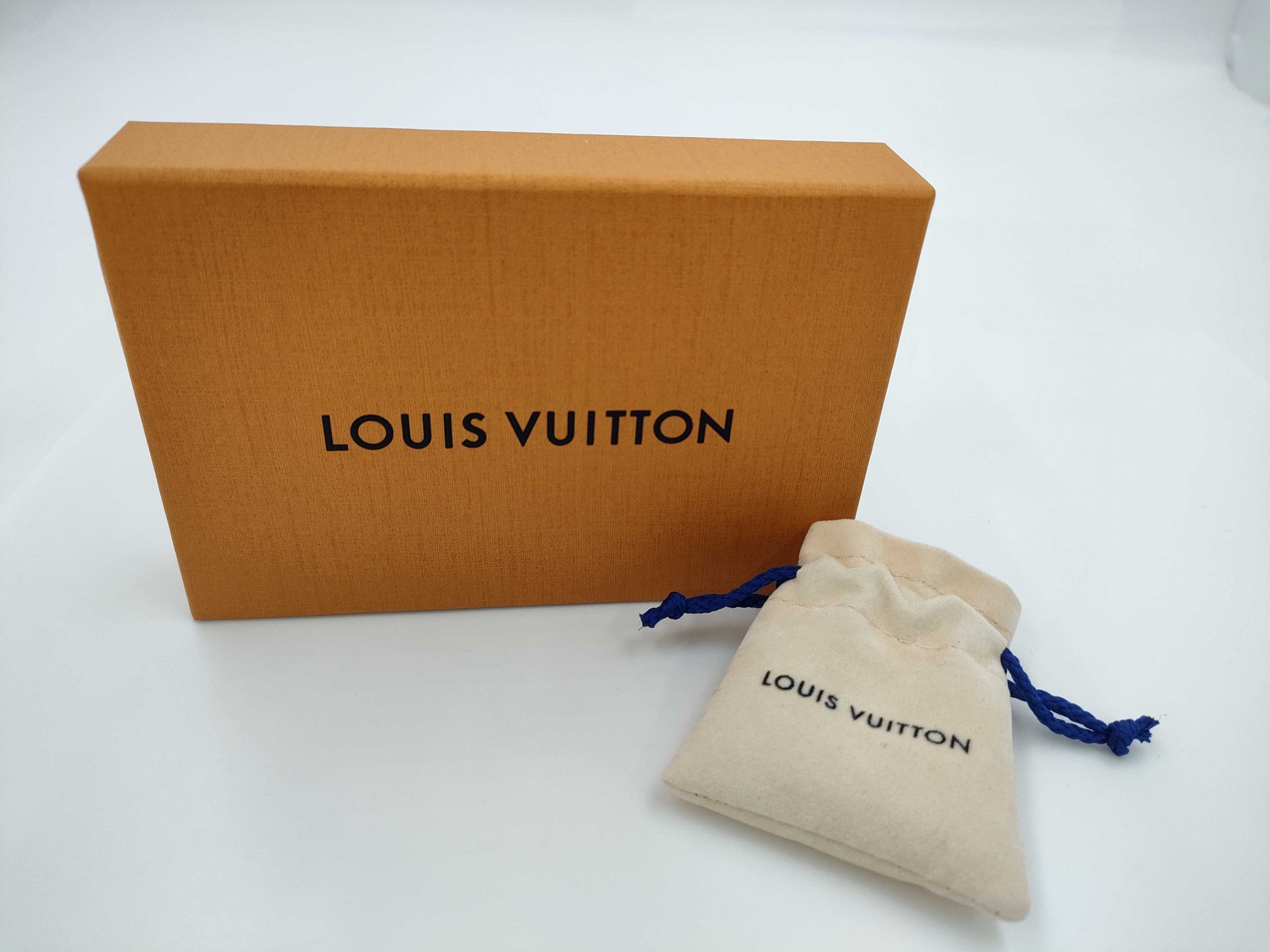 LOUIS VUITTON M02544 Pearl Earrings