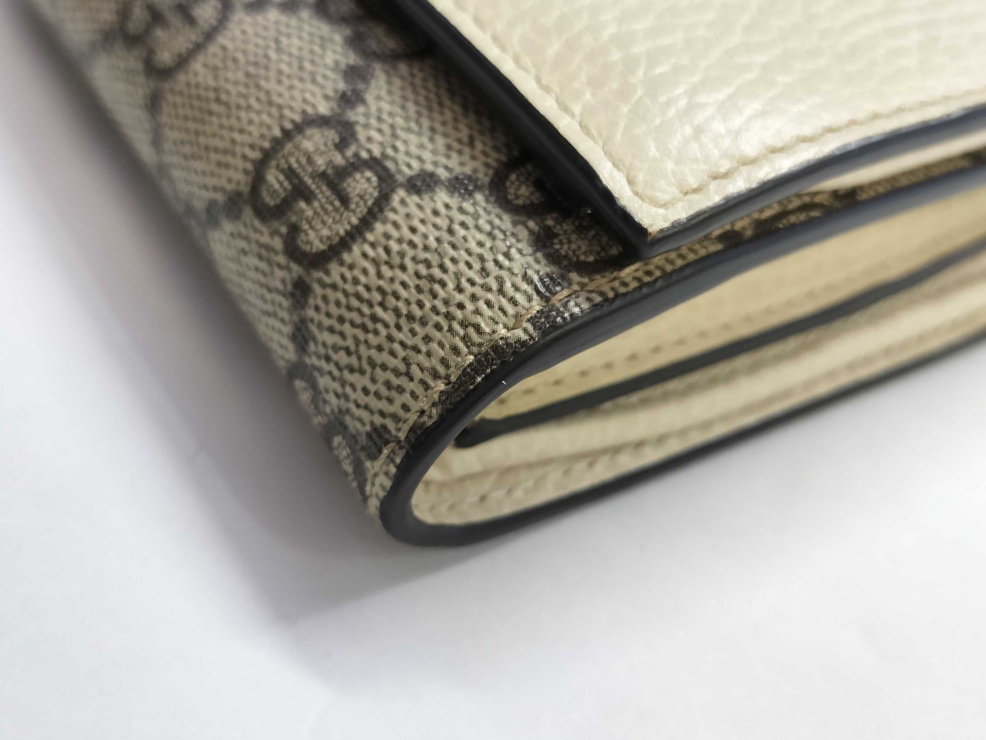 GUCCI GG Supreme Gucci GG Marmont Medium Wallet