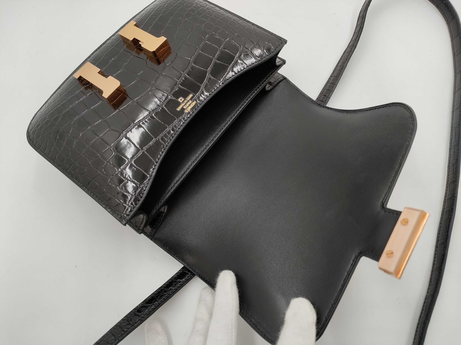 HERMES HERMES Constance Mini 18 Alligator Lisse Black Y Stamp Gold Hardware Shoulder Bag