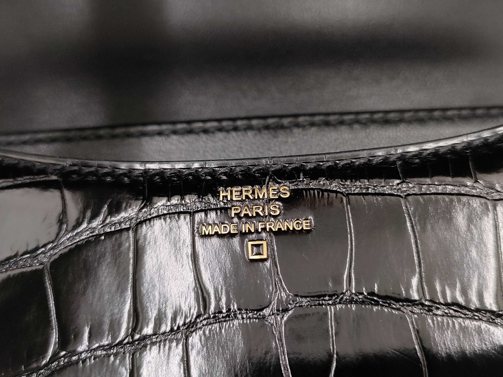 HERMES HERMES Constance Mini 18 Alligator Lisse Black Y Stamp Gold Hardware Shoulder Bag
