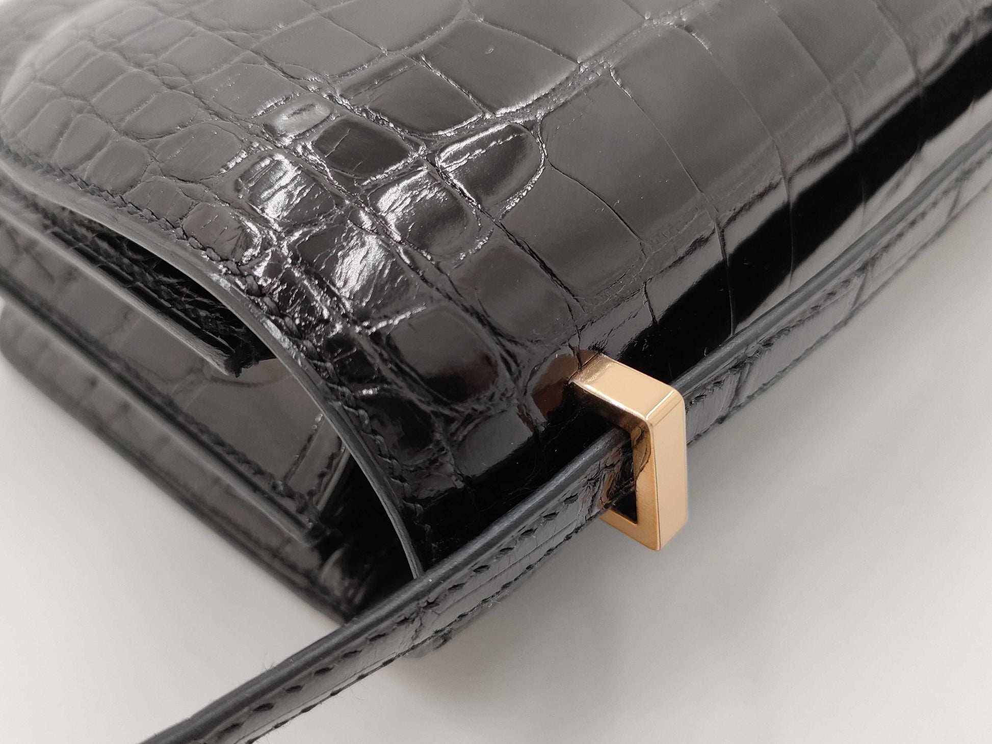 HERMES HERMES Constance Mini 18 Alligator Lisse Black Y Stamp Gold Hardware Shoulder Bag