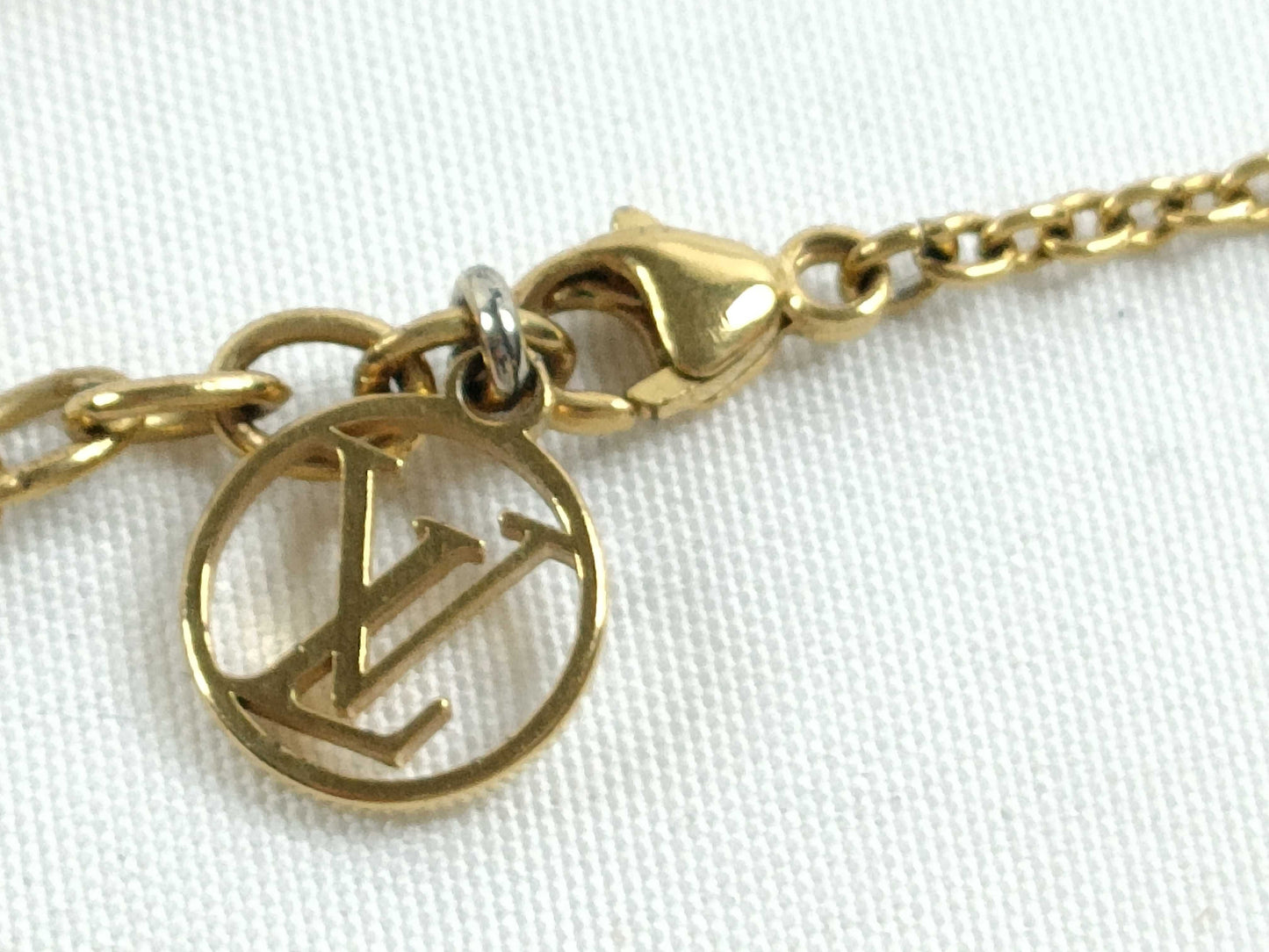 LOUIS VUITTON M61083 Vuitton Essential V Necklace M61083OB1118 Necklace