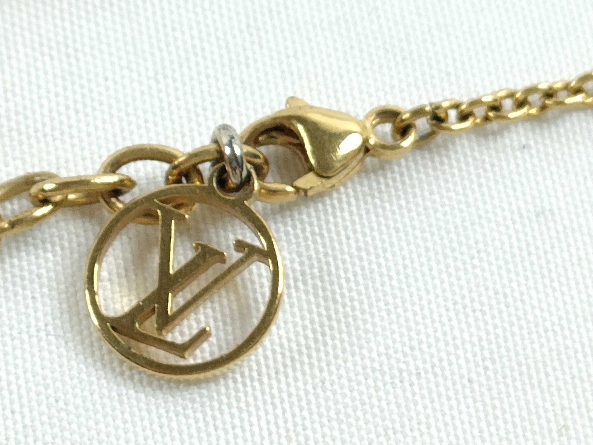 LOUIS VUITTON M61083 Vuitton Essential V Necklace M61083OB1118 Necklace