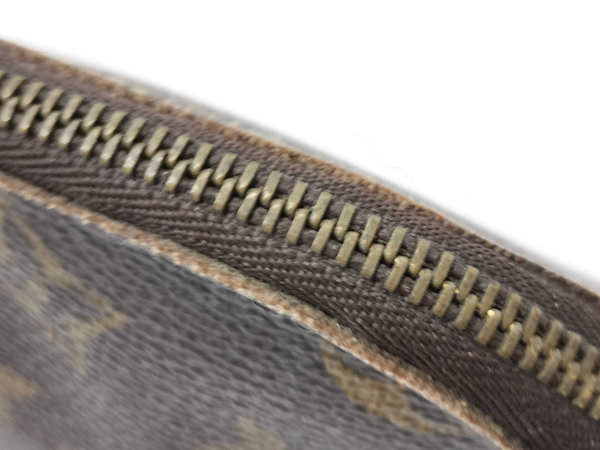LOUIS VUITTON M47515 Monogram Louis Vuitton Pouch