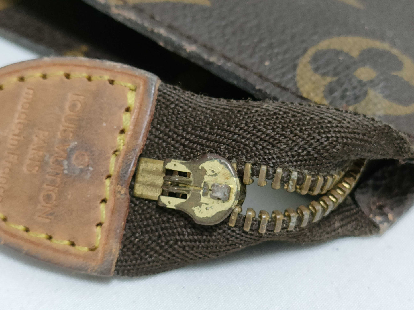LOUIS VUITTON M47542 Monogram Louis Vuitton Poche Toilette 26 Second Bag