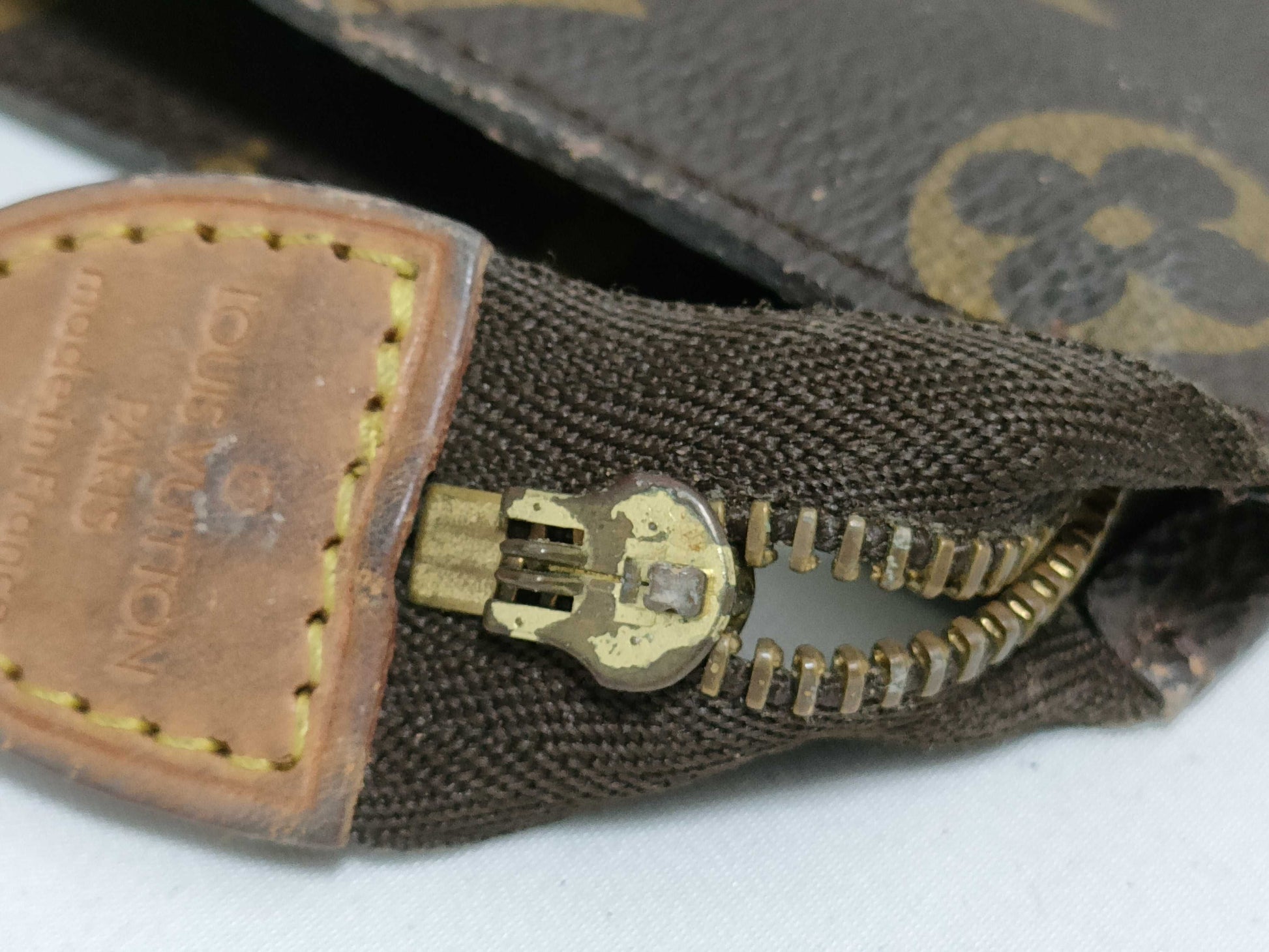 LOUIS VUITTON M47542 Monogram Louis Vuitton Poche Toilette 26 Second Bag